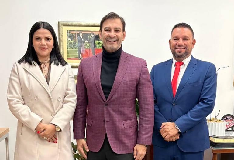 Natalia Benítez, Silvio Ovelar y Arturo Jara.