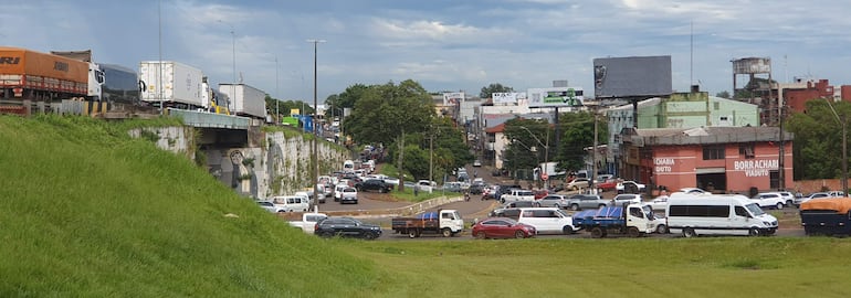 Retornar desde Brasil también implica sortear una larga fila.