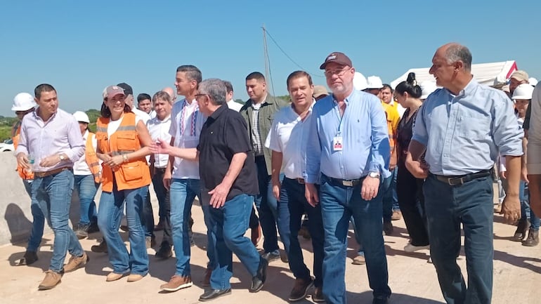 Visita del Presidente de la República Santiago Peña y la ministra del MOPC Claudia Centurión a la zona de obras de la duplicación de la Ruta D025 con presencia de intendentes de municipios que no son afectados por la obra pero que buscan la reelección.