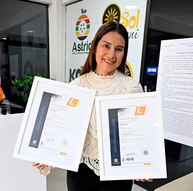 Patricia Rivas, presidenta de la firma, exhibe con orgullo las certificaciones otorgadas a Nutre Paraguay.