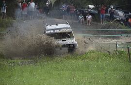 La potente Mitsubishi Montero de Junior Balbuena y Guido Vargas emerge para vencer en Limpio. Fotos: Mohandas Sánchez.