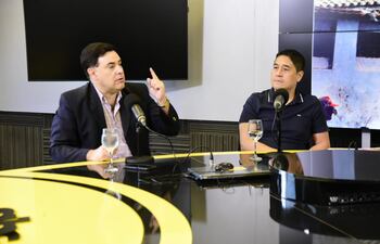 Hugo Estigarribia y Eduardo Nakayama reflexionaron sobre la transición hacia la democracia en Paraguay.