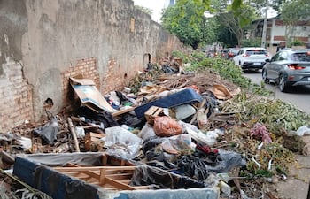 Vertedero irregular se formó detrás del cementerio de la Recoleta y genera dificultad para transitar