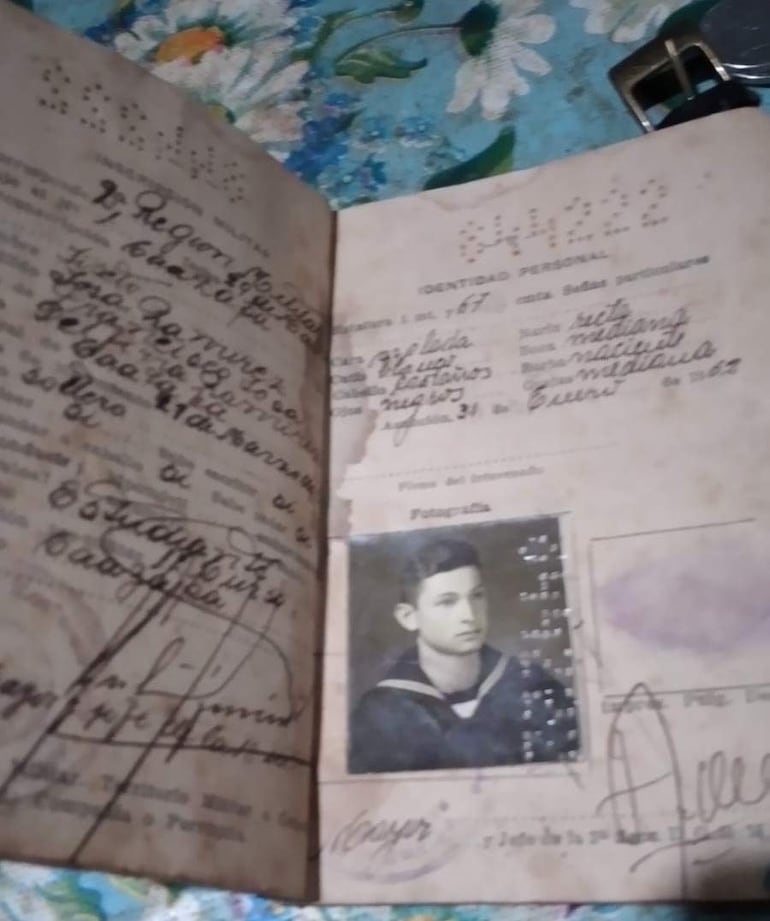 Sixto Sosa Ramírez, anciano de 95 años, observa un antiguo documento en una mesa, evocando recuerdos pasados.