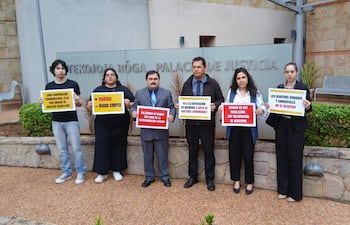 Vecinos del barrio Santa Lucía que denunciaron seis meses continuos de polución sonora.