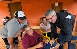 El general Carlos Casco, del BIMI, junto a Valmir de Brum, padre de Almir, secuestrado por el EPP.