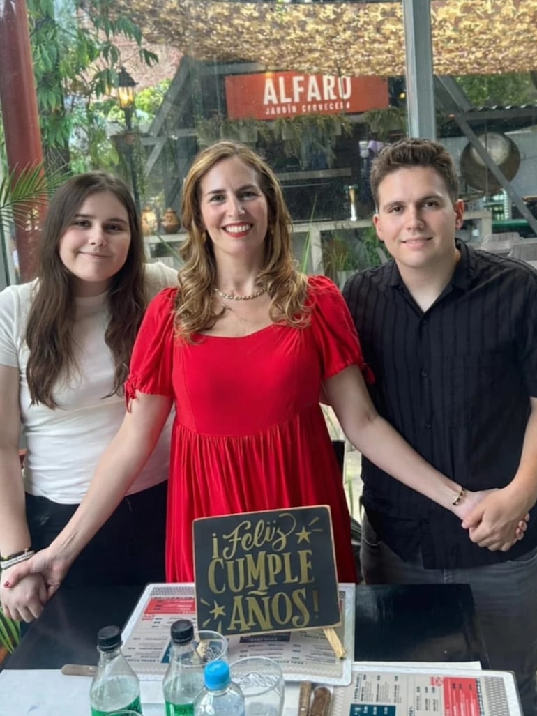 La cumpleañera Gaby Mallorquín con sus amados hijos. (Instagram/Gaby Mallorquín)