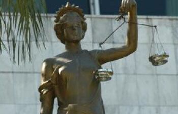 Estatua de la diosa Astrea en el Palacio de Justicia de Asunción.