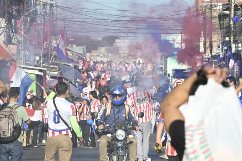 ¡Rumbo al Defensores! La Albirroja ya viaja escoltada por una multitud en su despedida - Selección Paraguaya