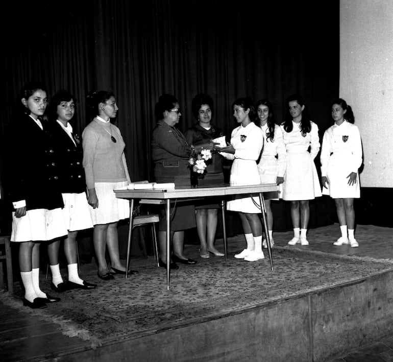 Curso de oratoria en el Colegio Nacional de Niñas.