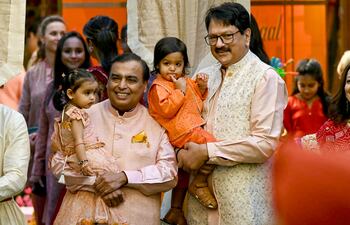 El hombre más rico de Asia, el magnate multimillonario indio Mukesh Ambani, inauguró el 2 de julio el inicio del fastuoso final de las celebraciones de la boda de su hijo con nupcias masivas para 52 parejas "desfavorecidas".