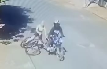 Momento exacto en el que Patricia Ortiz cae de su bicicleta, luego de sufrir la agresión por parte del motociclista.