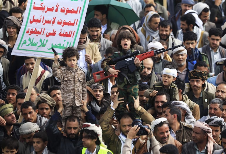 Partidarios hutíes participan en una manifestación en solidaridad con Irán en Saná, Yemen, el 27 de marzo de 2026. El líder hutí de Yemen, Abdul-Malik al-Houthi, dijo en un discurso televisado que su grupo no dudaría en intervenir militarmente en apoyo a Irán si los acontecimientos lo requerían.