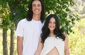 Vanessa Hudgens y Cole Tucker esperan felices al segundo fruto de su amor.