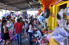 Los comerciantes esperan mayor movimiento de gente al cierre del fin de semana, especialmente este domingo, incluso en horas de la noche.