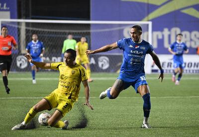 El experimentado zaguero Luis Cardozo se queda con el esférico ante el extremo de Nacional Orlando Gaona Lugo.