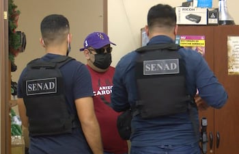 José Alarcón Paniagua (c.) en sede de la fiscalía antidrogas, donde prestó declaración indagatoria ayer.