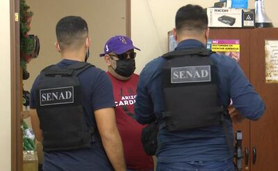 José Alarcón Paniagua (c.) en sede de la fiscalía antidrogas, donde prestó declaración indagatoria ayer.