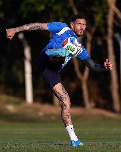 Antonio Sanabria, en camiseta azul y pantalones oscuros, realiza un lanzamiento de rugby en un campo al aire libre.