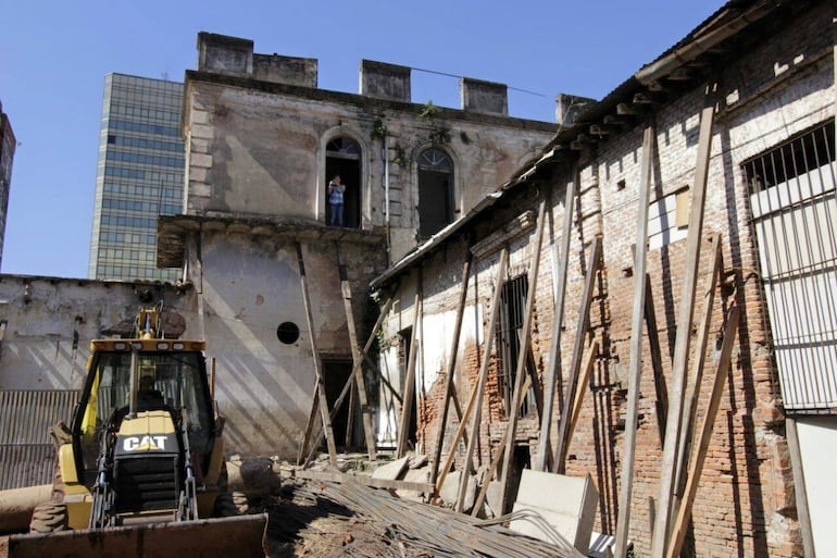 Interior de la casa Zanotti, durante la construcción del nuevo edificio del IMA. Gentileza, Juan Manuel Talavera.