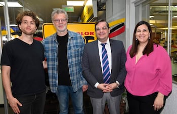 Enrique Alfonso y María Victoria Sosa sonríen en evento, acompañados de un hombre de barba canosa y otro con chaqueta y corbata.