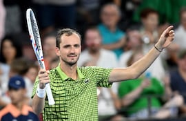 Daniil Medvedev se impuso de remontada sobre el polaco Kamil Majchrzak para acceder a las semifinales en Brisbane.