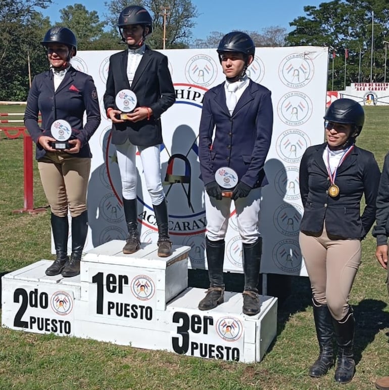 Luz Benítez (2ª), Alexia Báez campeona, Fabrizio Chamorro (3° y Fabiola Flores (4ª), en el podio de los mejores de la categoría Debutantes.