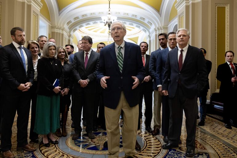 Lider de la minoría Mitch McConnell (C).