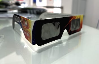 Vista de gafas homologadas para ver el eclipse que se podrá ver desde la península ibérica el 12 de agosto este sábado en una tienda en Lisboa.