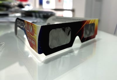 Vista de gafas homologadas para ver el eclipse que se podrá ver desde la península ibérica el 12 de agosto este sábado en una tienda en Lisboa.