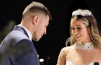 El momento del anillo. Jessica Torres recibe el anillo de su ahora esposo Oscar Portillo.