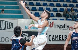 Tobías Gómez, con la canasta para San José, en el juego que ganaron los "santos" a Deportivo Amambay.