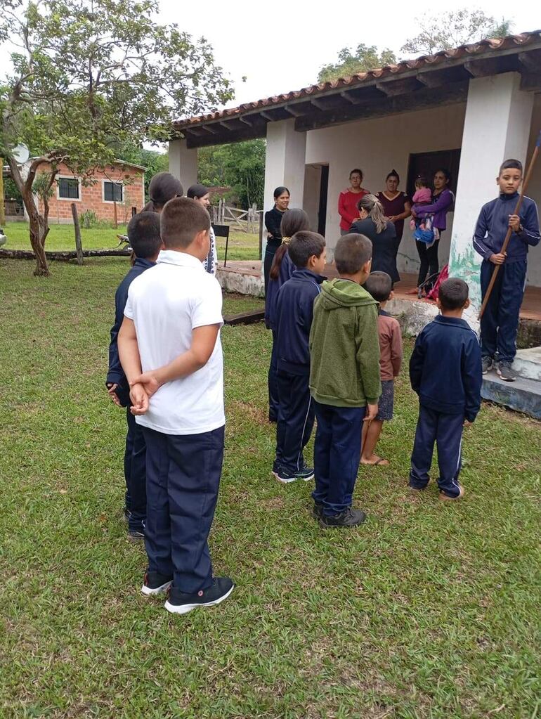 Padres celebran reapertura de la escuela tras sus reclamos.