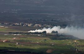 Undisclosed (Israel), 03/03/2024.El humo se eleva desde la aldea de Arab El Louaizeh, en el sur del Líbano, tras los bombardeos israelíes, visto desde el lado israelí de la frontera, este domingo. Las Fuerzas de Defensa de Israel (FDI) informaron que una célula de Hezbollah lanzó misiles antitanque contra un objetivo militar en la región de Maayan Baruch, sin dejar heridos, y las FDI respondieron apuntando a las fuentes del fuego en el Líbano. (Líbano, Hezbulá/Hezbolá) EFE/EPA/ATEF SAFADI