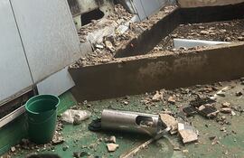 Parte del revestimiento del Congresó cayeron y los escombros rompieron los vidrios de una oficina.