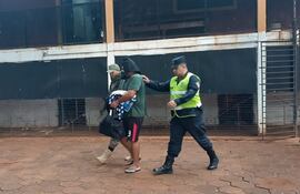 El militar de la Armada Hugo Javier Ovelar (con capucha), saliendo esposado de la Dirección de Policía de Alto Paraná con destino al penal militar de Viñas Cue de Asunción.
