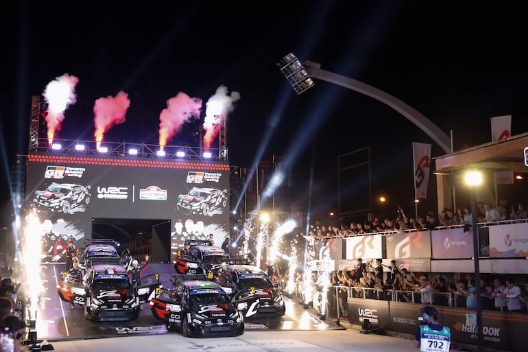La histórica larga simbólica en el sambódromo de Encarnación se vivió una fiesta.