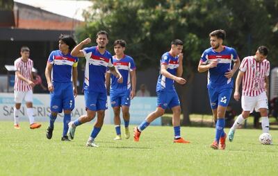El volante, Gustavo Manzur celebra con el puño arriba el tanto que le dio el triunfo a Independiente de Campo Grande sobre Sportivo San Lorenzo. (Foto: APF)