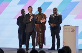 El presidente de Francia, Emmanuel Macron (c) interrumpe enfadado la cumbre francoafricana para pedir silencio al ruidoso público.