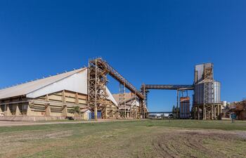 Imagen representativa de una industria aceitera de Paraguay