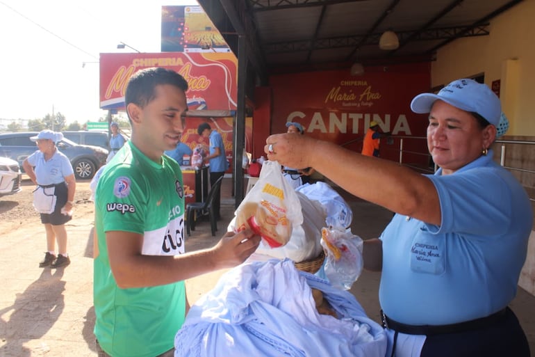Desde tempranas horas, los visitantes comenzaron a llegar este Miércoles Santo a la chipería María Ana.
