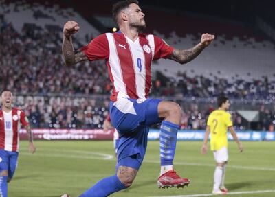 Antonio Sanabria celebra su gol ante Colombia en el Defensores del Chaco.