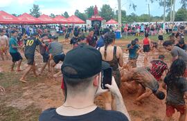 Cientos de personas se bailan y se tiran en el barro del tradicional Fiesta del Tuju de Nueva Londres.