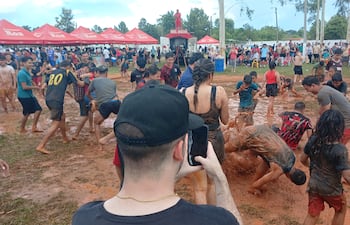 Cientos de personas se bailan y se tiran en el barro del tradicional Fiesta del Tuju de Nueva Londres.