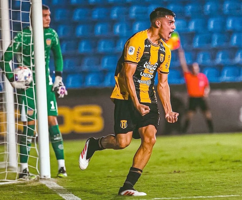 Patricio Tanda (05/04/2002), futbolista de Guaraní.
