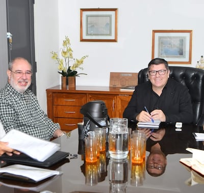 El director general paraguayo de Itaipú, Justo Zacarías Irún junto al intendente de Ciudad del Este, Daniel Pereira Mujica (Yo Creo), en sede de la comuna esteña.
