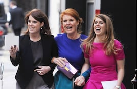 La princesa Beatriz de York (primera de la derecha) junto a su madre, Sarah Ferguson, y su hermana Eugenia.