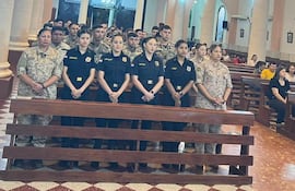 Esta mañana, los agentes de la Policía Nacional de Ñeembucú participaron de la Santa Misa en la Basílica Menor Nuestra Señora del Pilar. Posteriormente, fueron distribuidos en los distintos puestos clave para brindar cobertura.