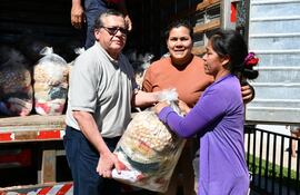 Entregan kits de víveres a 95 familias de pescadores de la comunidad de Hugua, en San Miguel, Misiones.