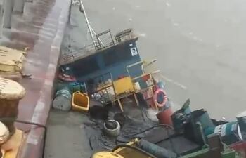 Un barco de limpieza se hundió esta siesta en el río Paraguay, en la altura de San Antonio.